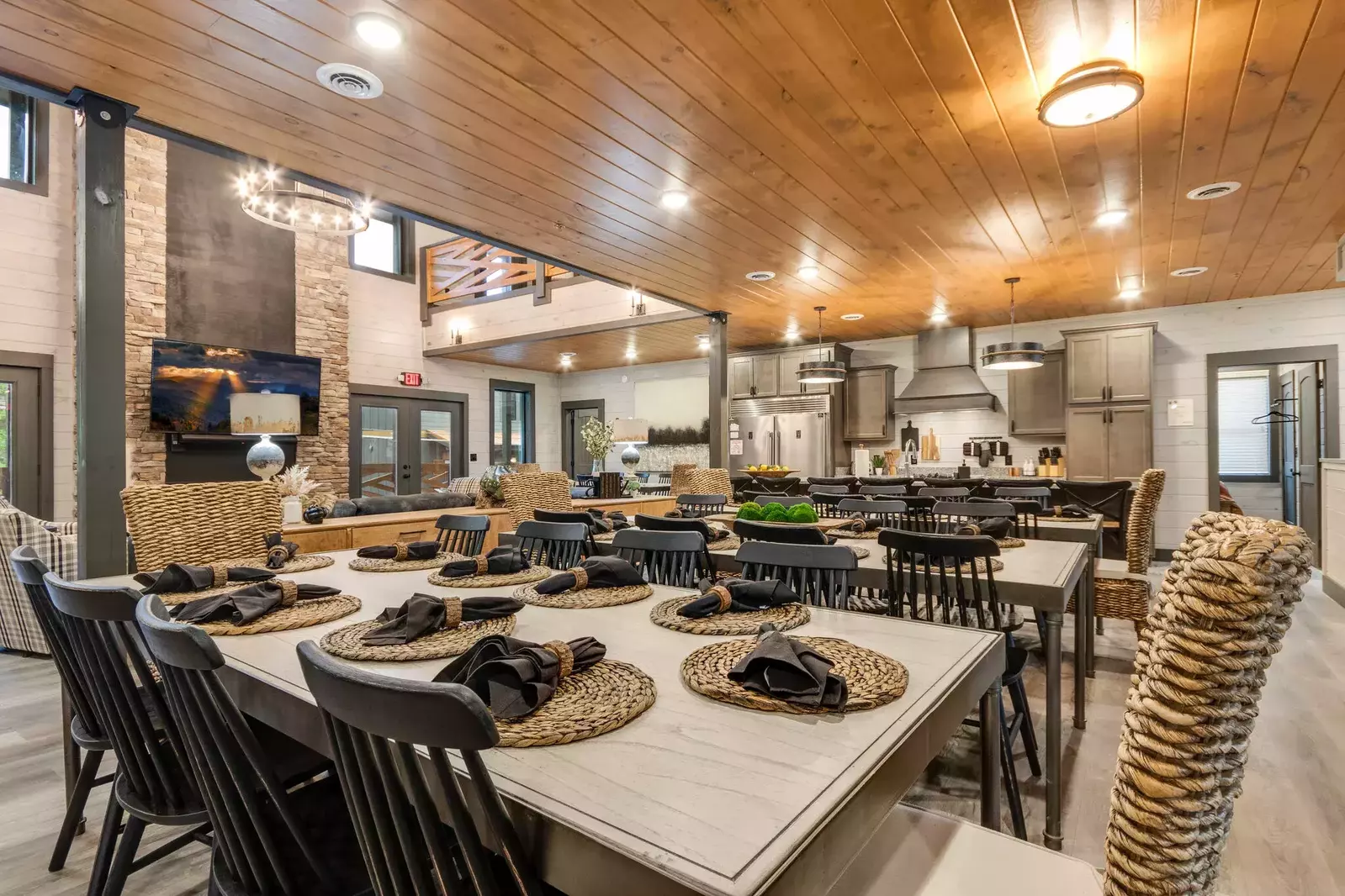 kitchen and dining area in Lazy Bear Retreat