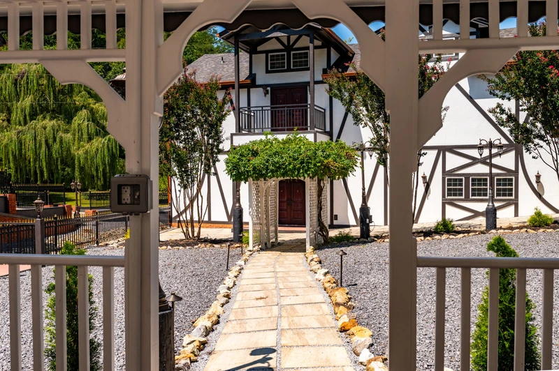 DICKENS LODGE