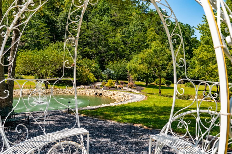 DICKENS LODGE